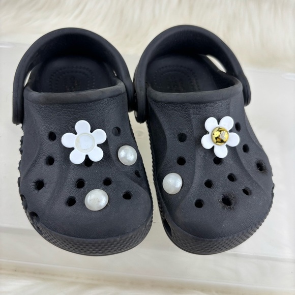 CROCS Black and White Water Shoes with Daisy Accents - Picture 6 of 9
